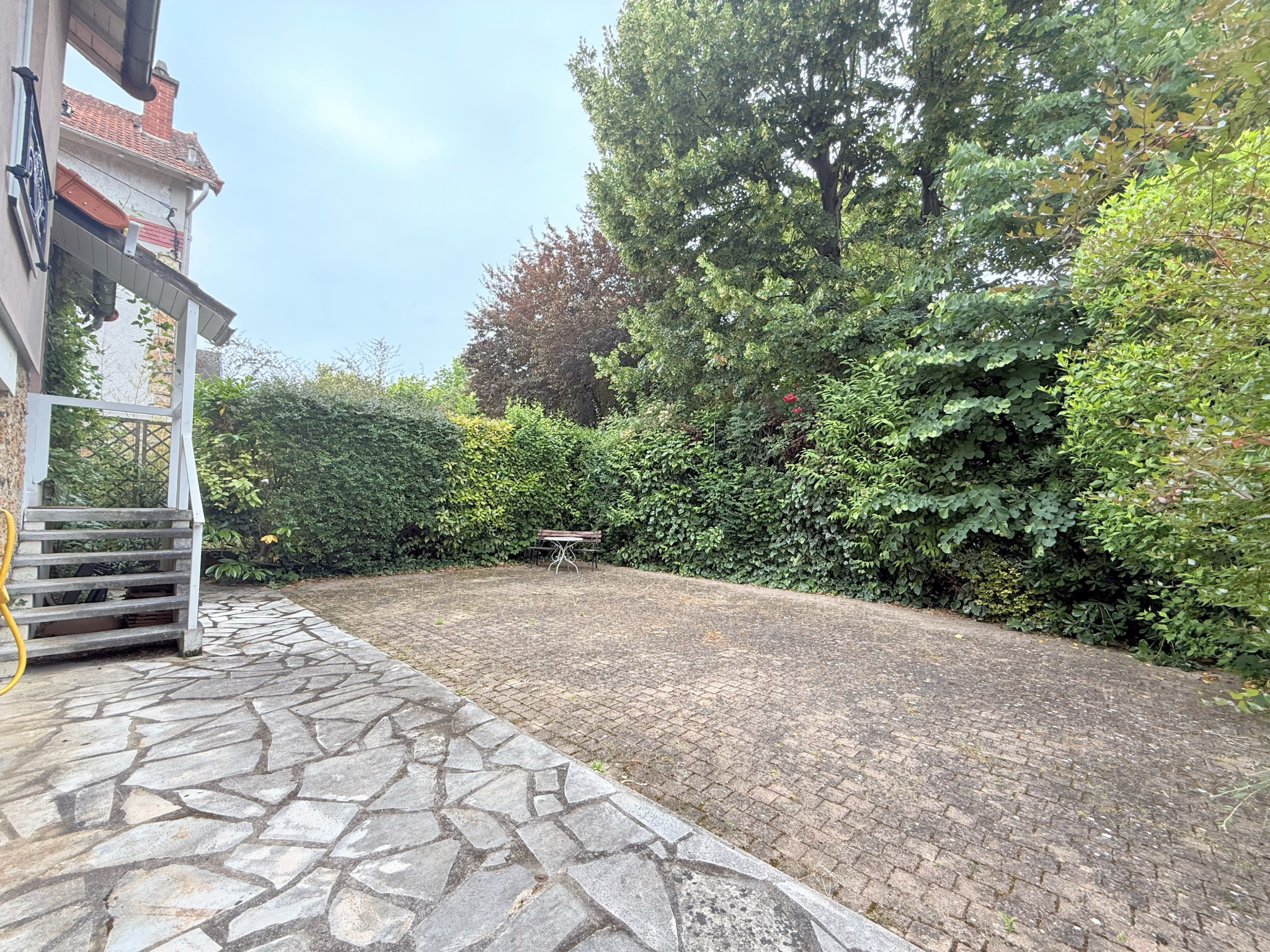 Maison avec jardin, garage et studio. Centre-ville de Rueil (à 8 min) et RER A (à 8 min)