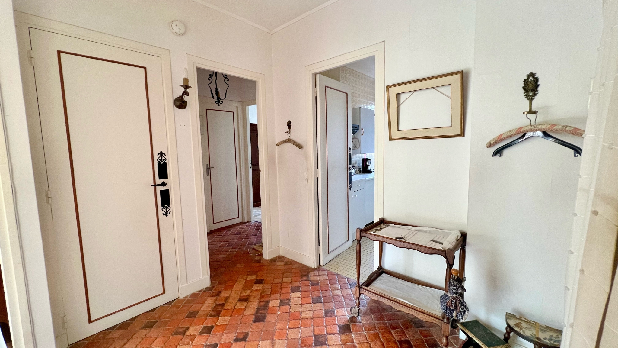 Appartement 3 pièces avec balcon et cheminée.