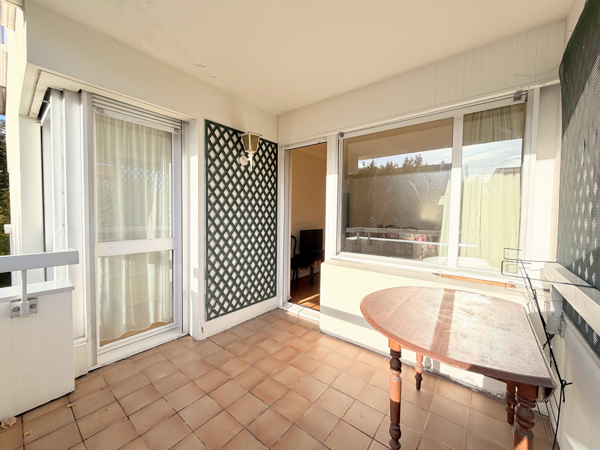 Grand 3 pièces avec terrasse, box et cave, à deux pas du centre-ville