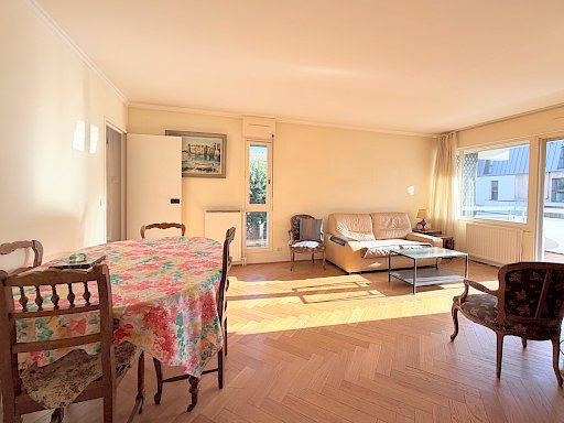 Grand 3 pièces avec terrasse, box et cave, à deux pas du centre-ville