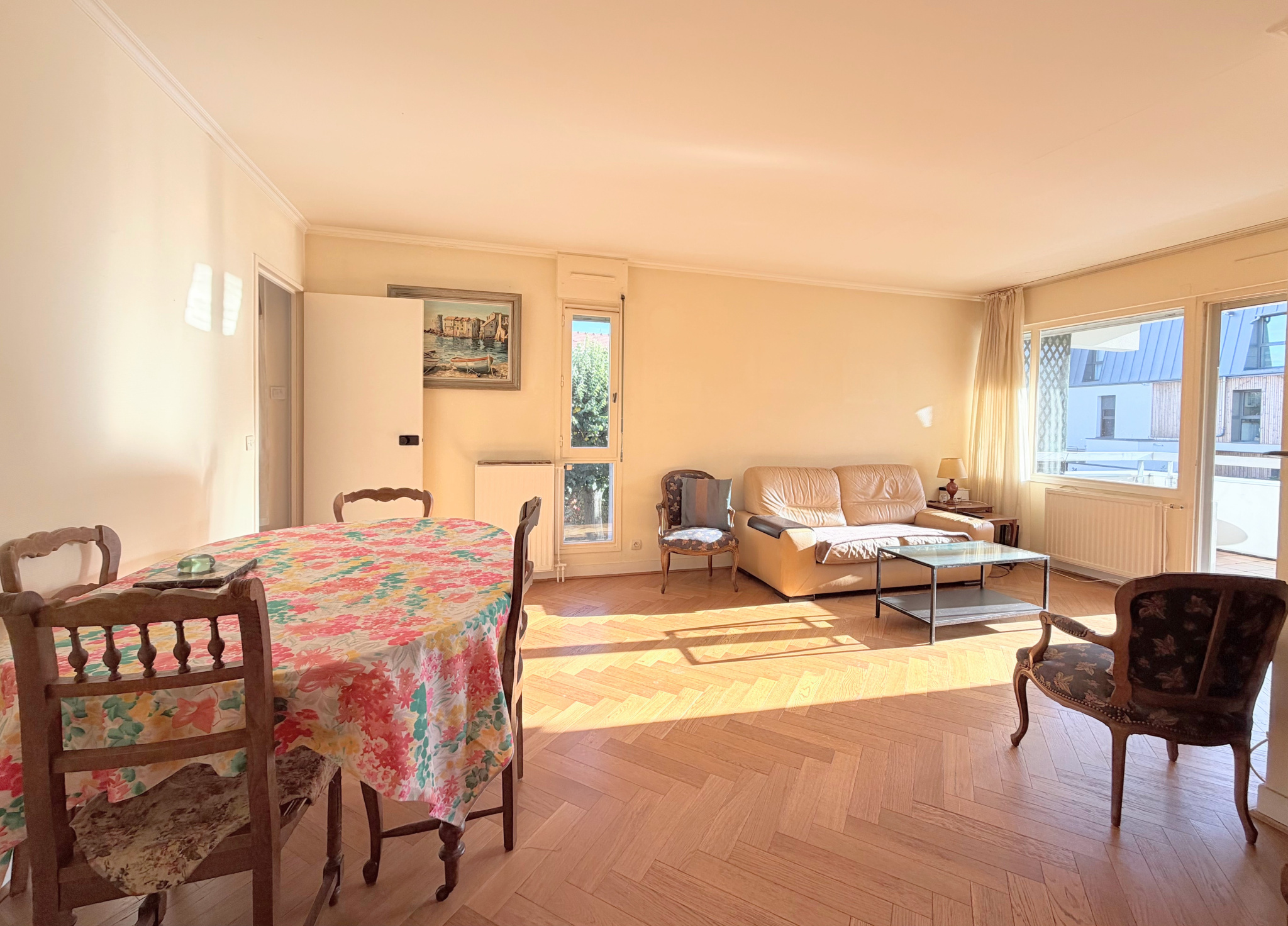 Grand 3 pièces avec terrasse, box et cave, à deux pas du centre-ville