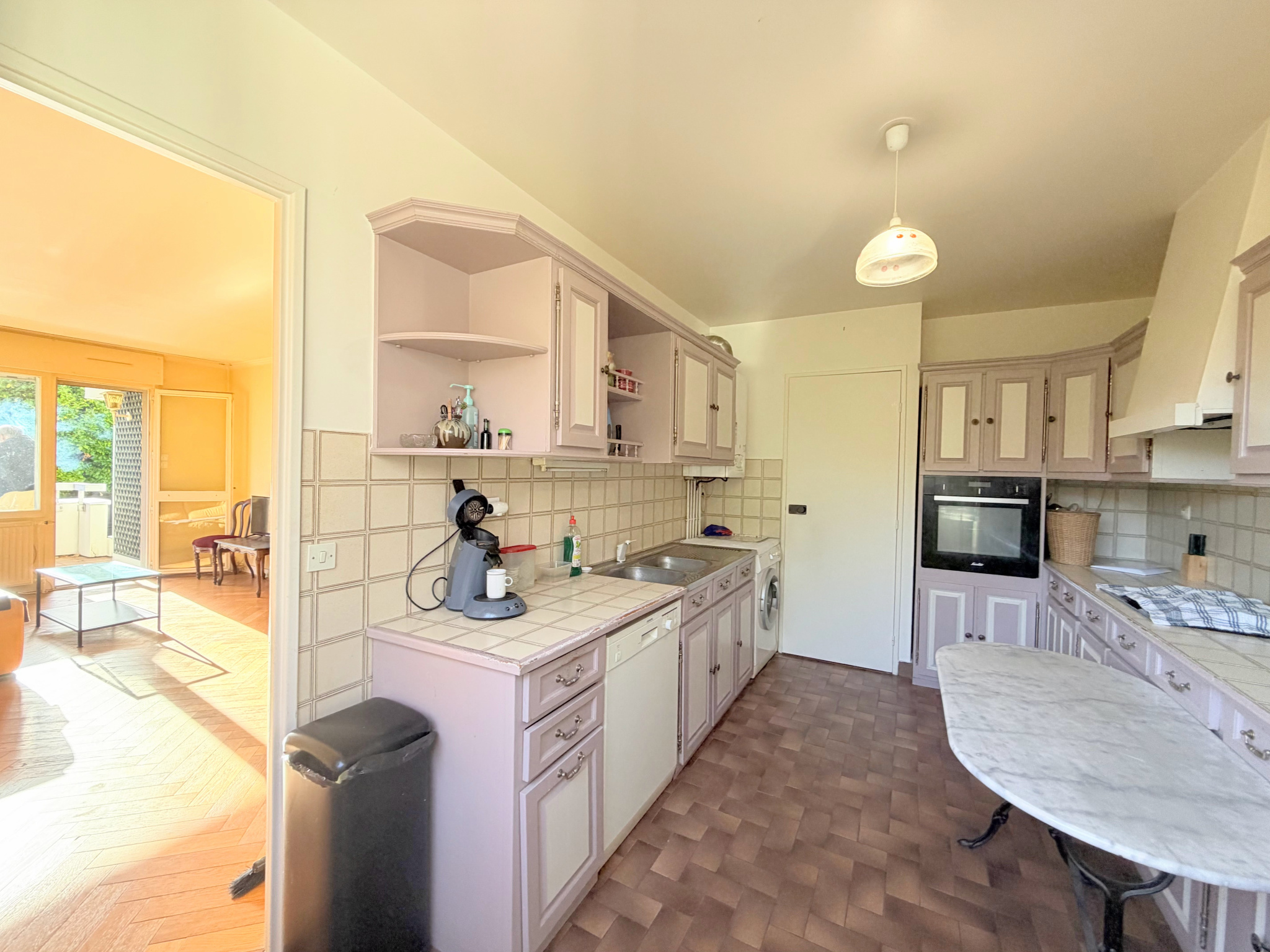 Grand 3 pièces avec terrasse, box et cave, à deux pas du centre-ville