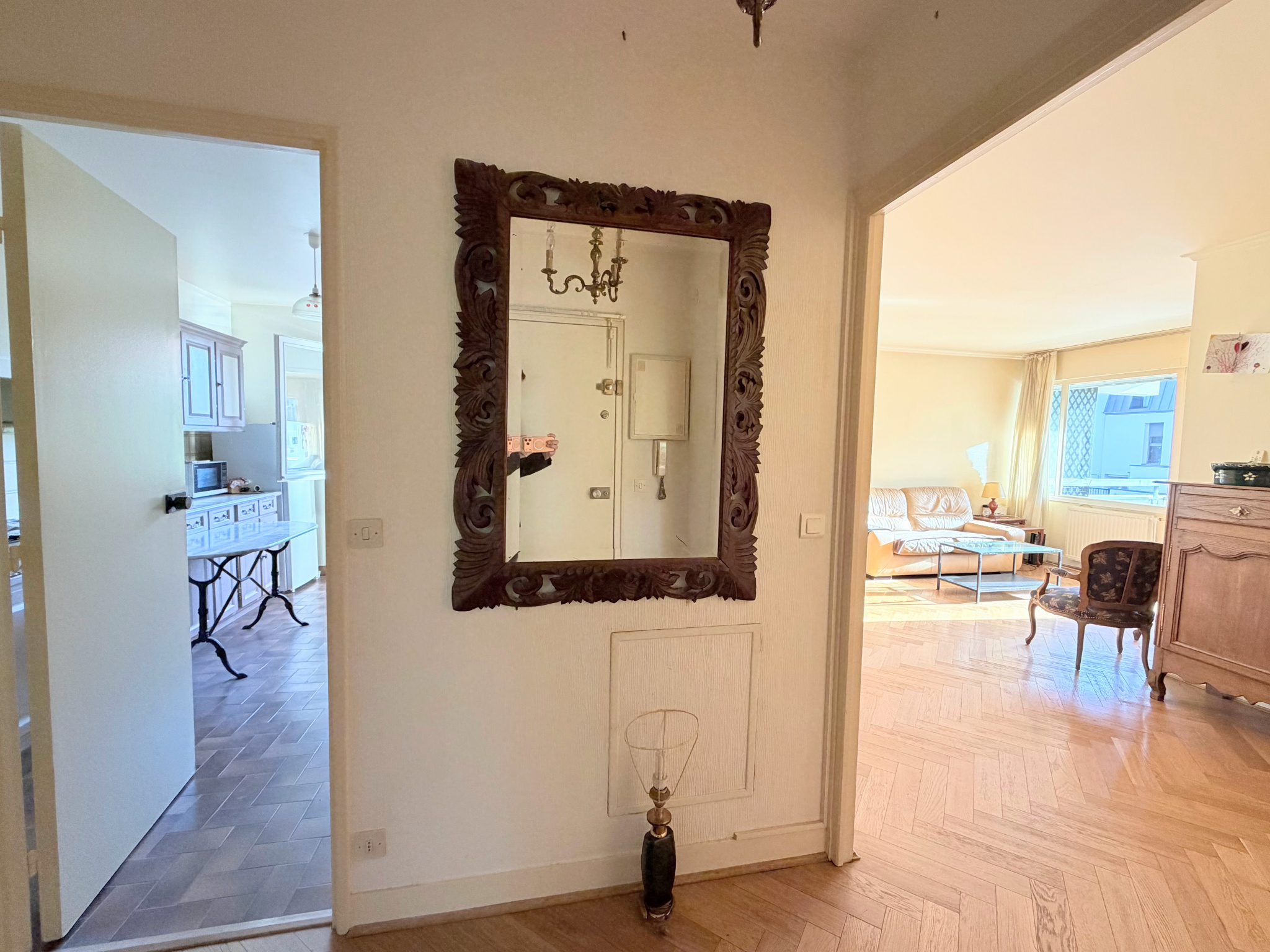 Grand 3 pièces avec terrasse, box et cave, à deux pas du centre-ville