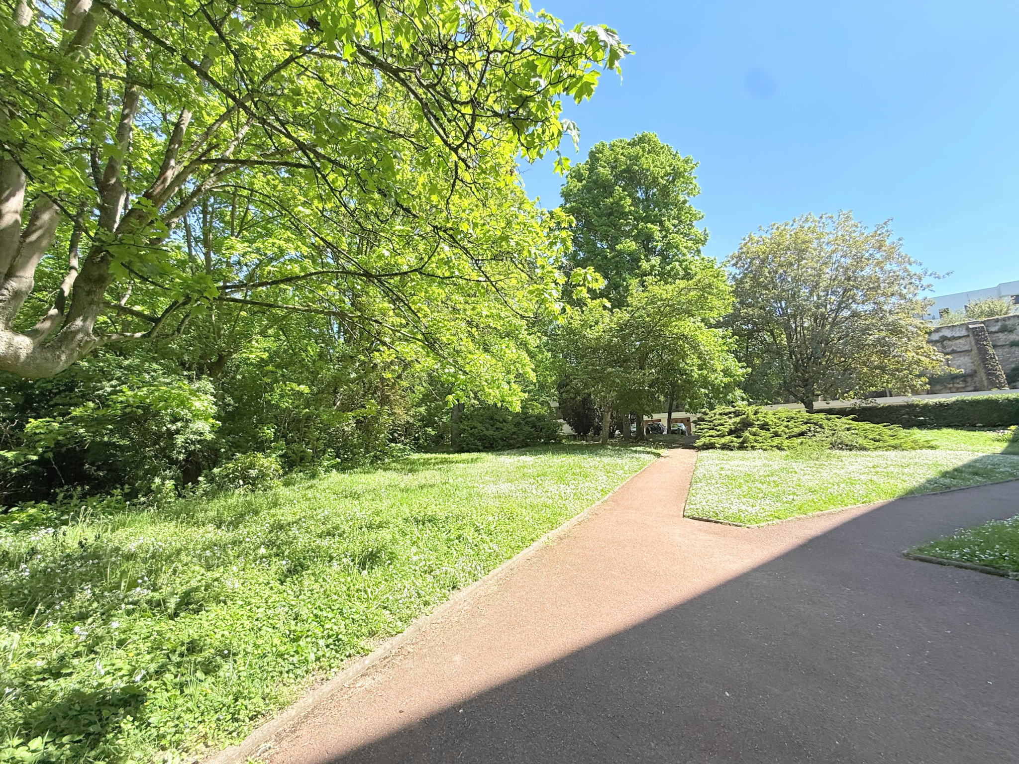 Grand 2 pièces traversant de 54 m2 et cave