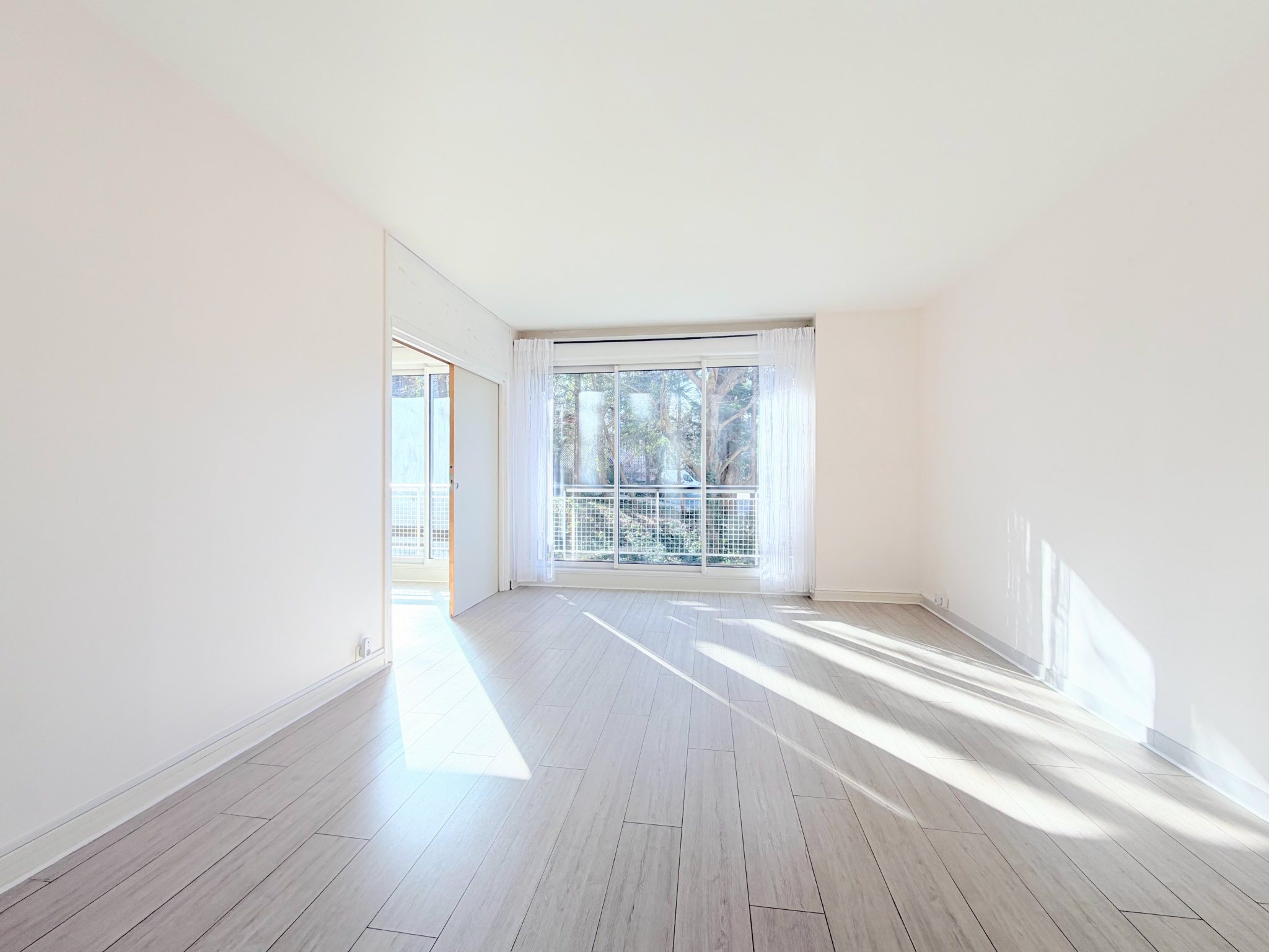 Grand 2 pièces traversant de 50 m2 et cave