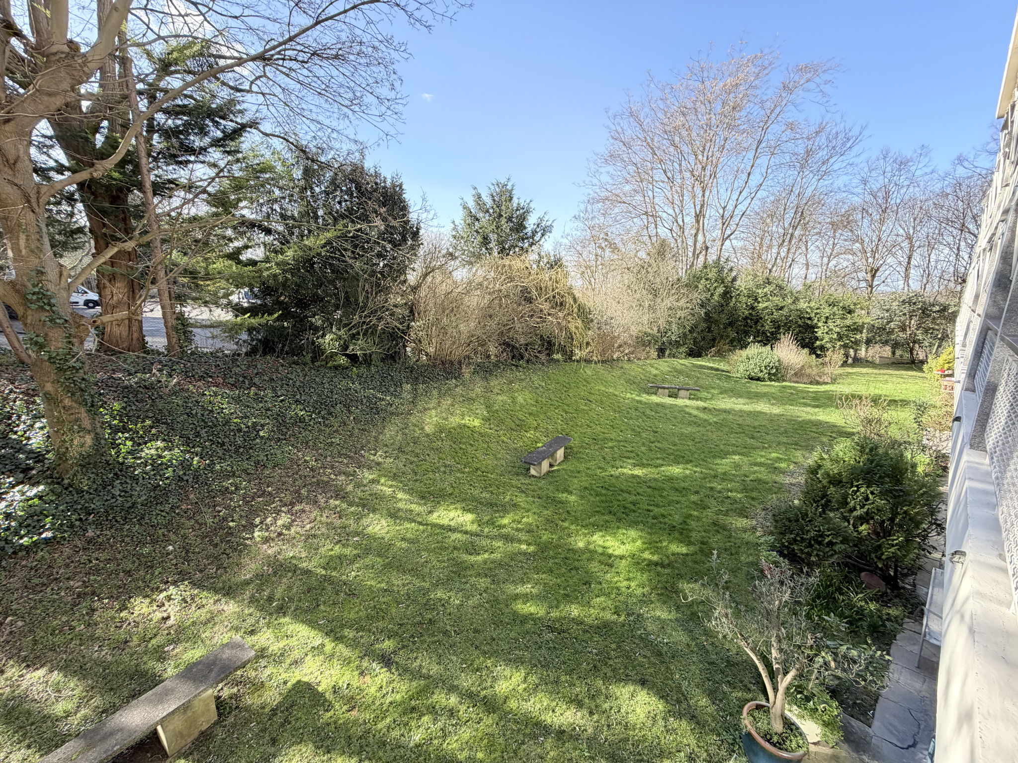 Grand 2 pièces traversant de 50 m2 et cave