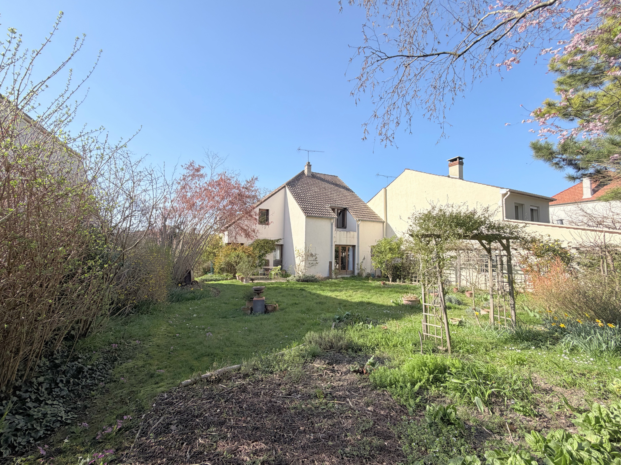 Maison 175 m2 - Parcelle 584 m2 - 6 chambres - Châtaigneraie/Richelieu