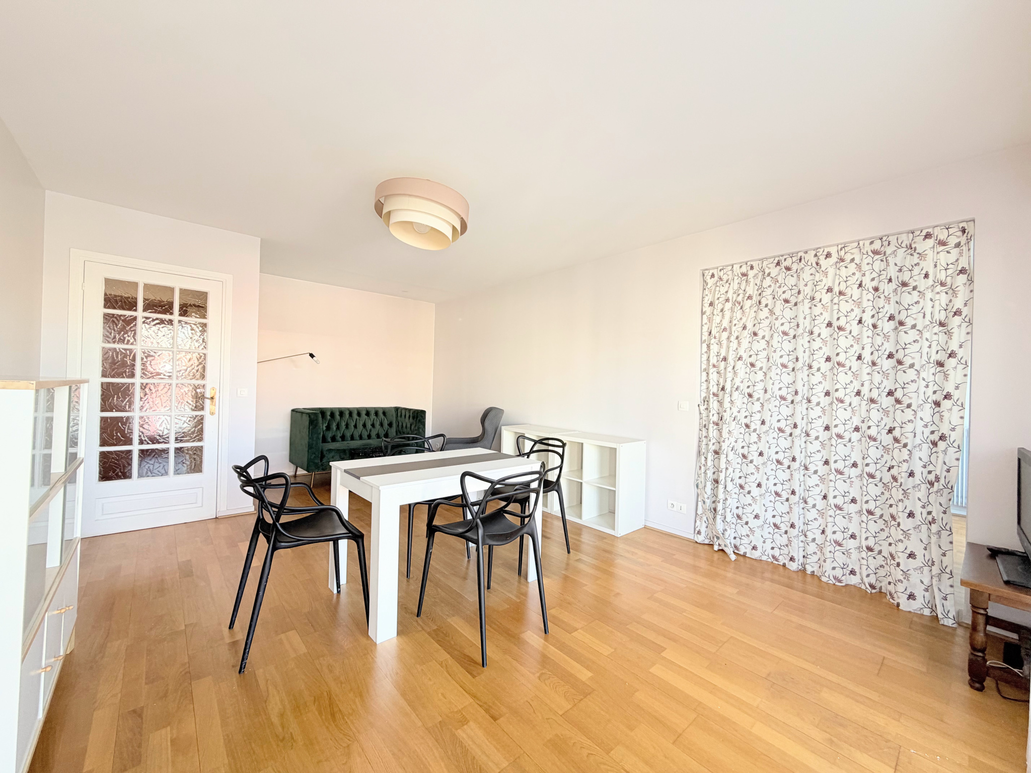 2 pièces en location meublée entre RER et centre-ville