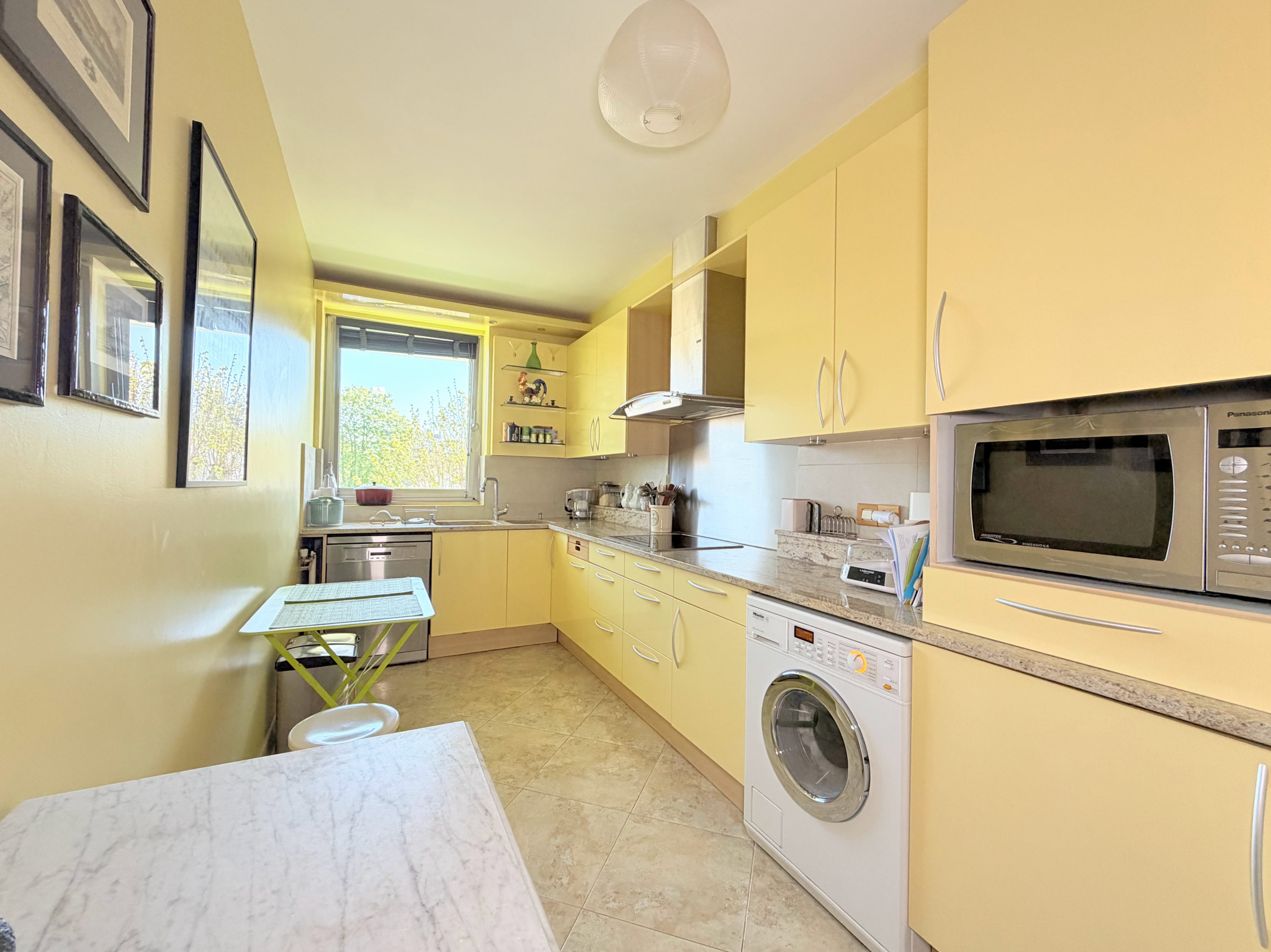 Grand 3 pièces de 93 m2   2 terrasses, 2 parkings et cave.