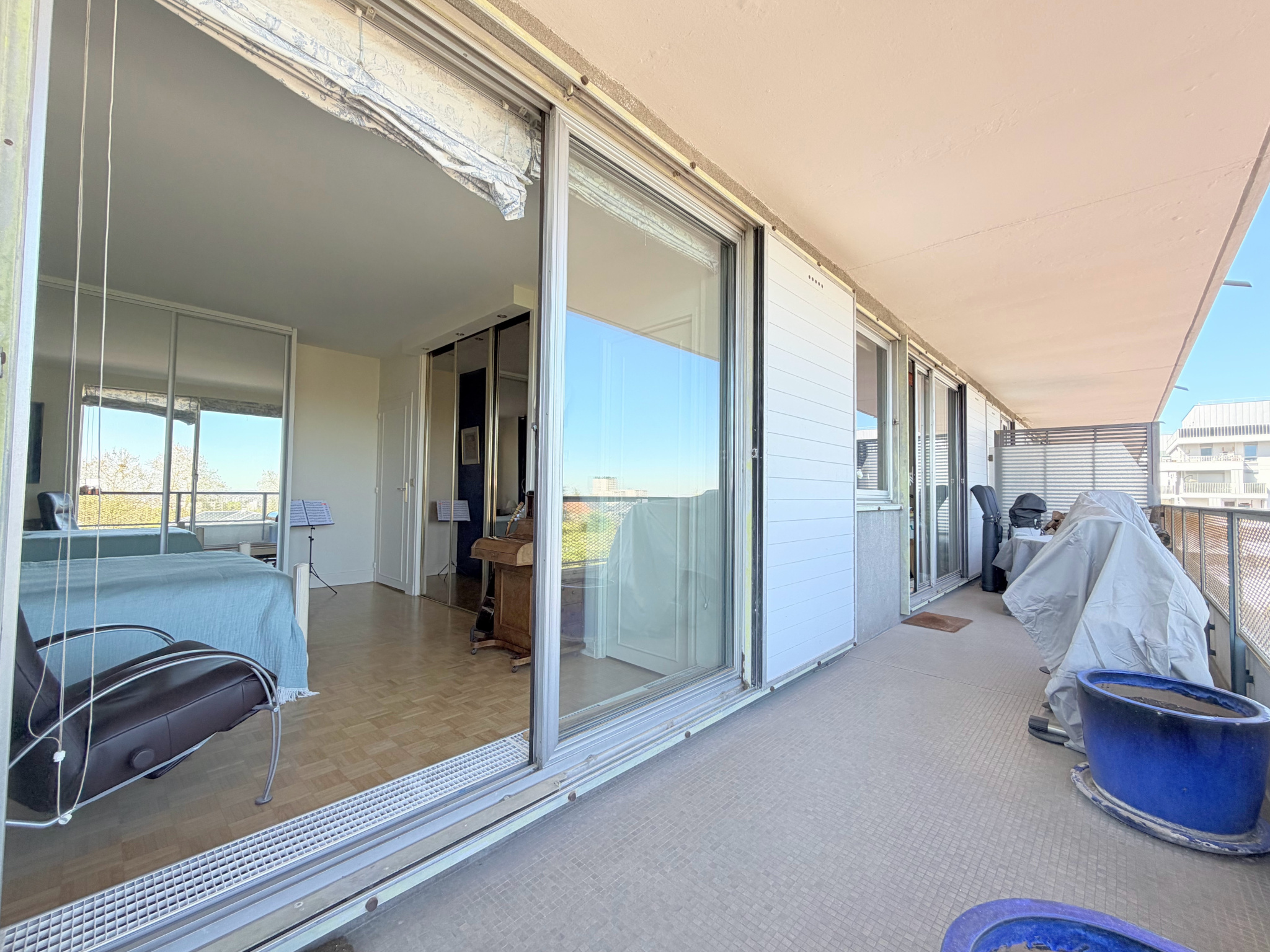 Grand 3 pièces de 93 m2   2 terrasses, 2 parkings et cave.