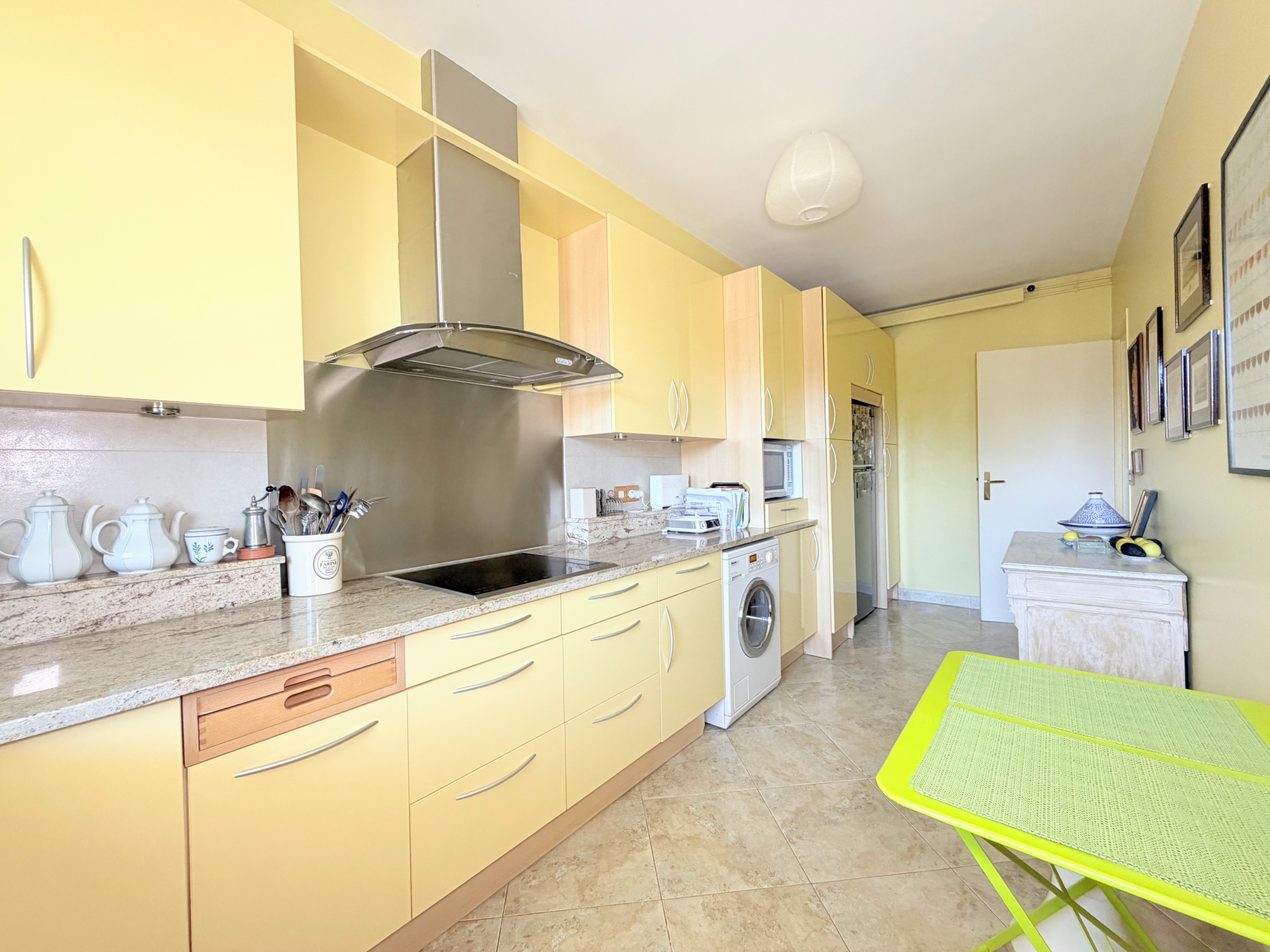 Grand 3 pièces de 93 m2   2 terrasses, 2 parkings et cave.