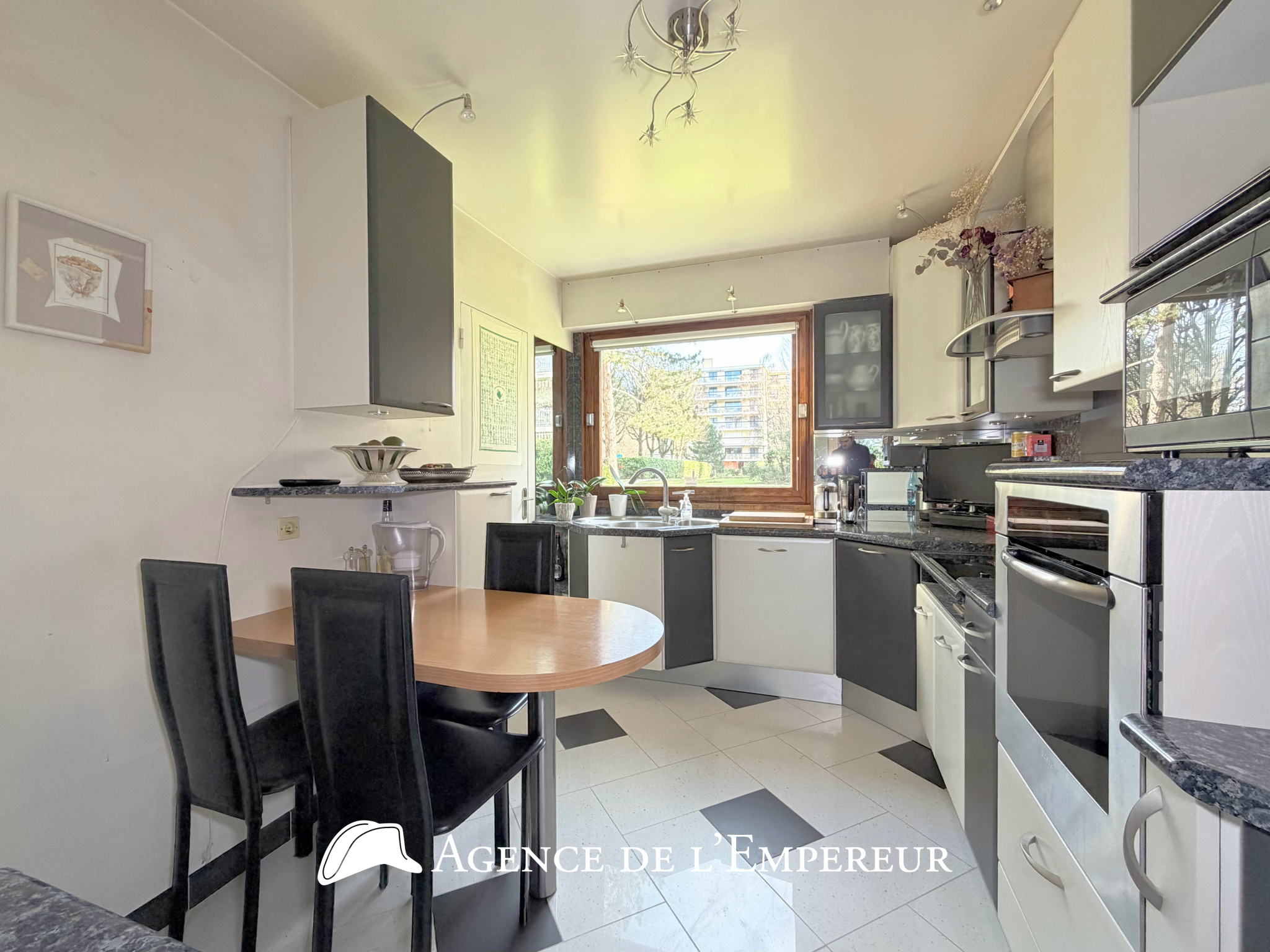 4 pièces traversant, jardin 26 m2 , DPE C, cave et parking