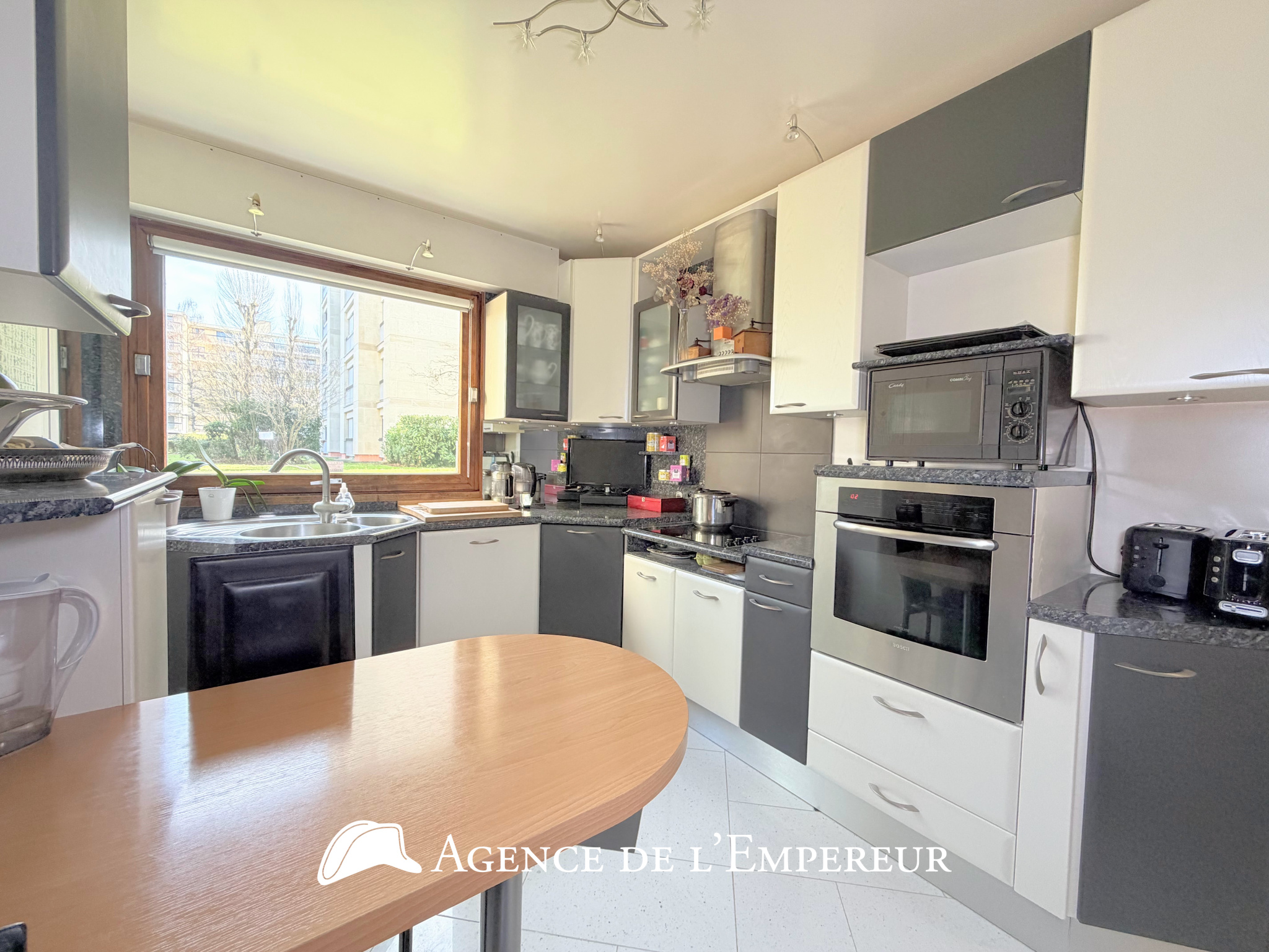 4 pièces traversant, jardin 26 m2 , DPE C, cave et parking