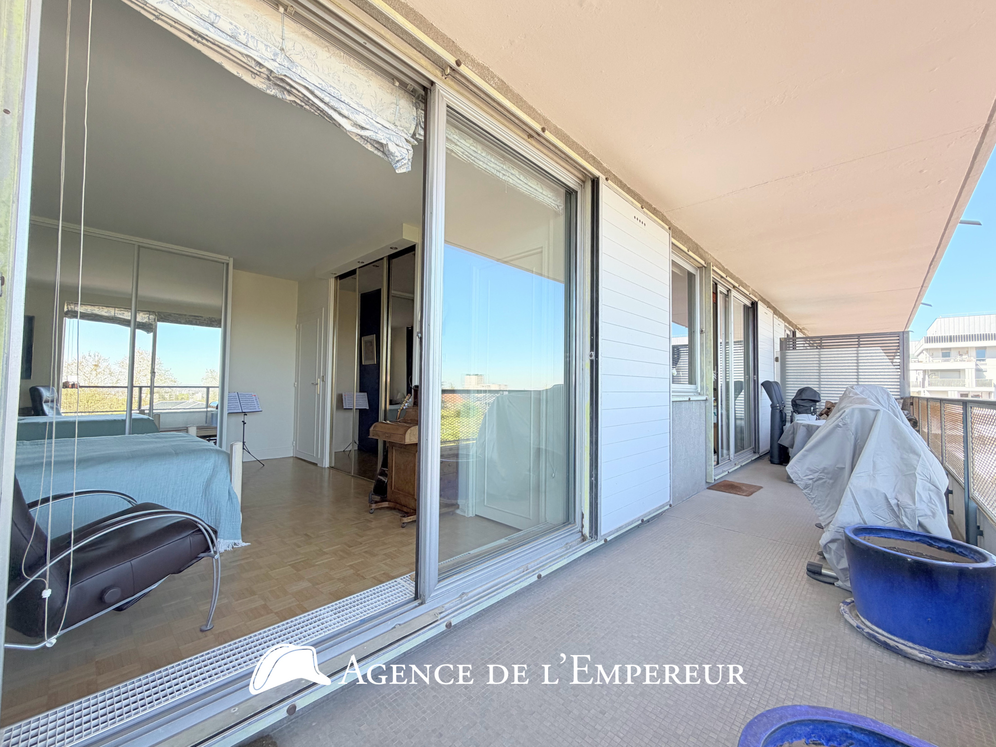 Grand 3 pièces de 93 m2   2 terrasses, 2 parkings et cave.