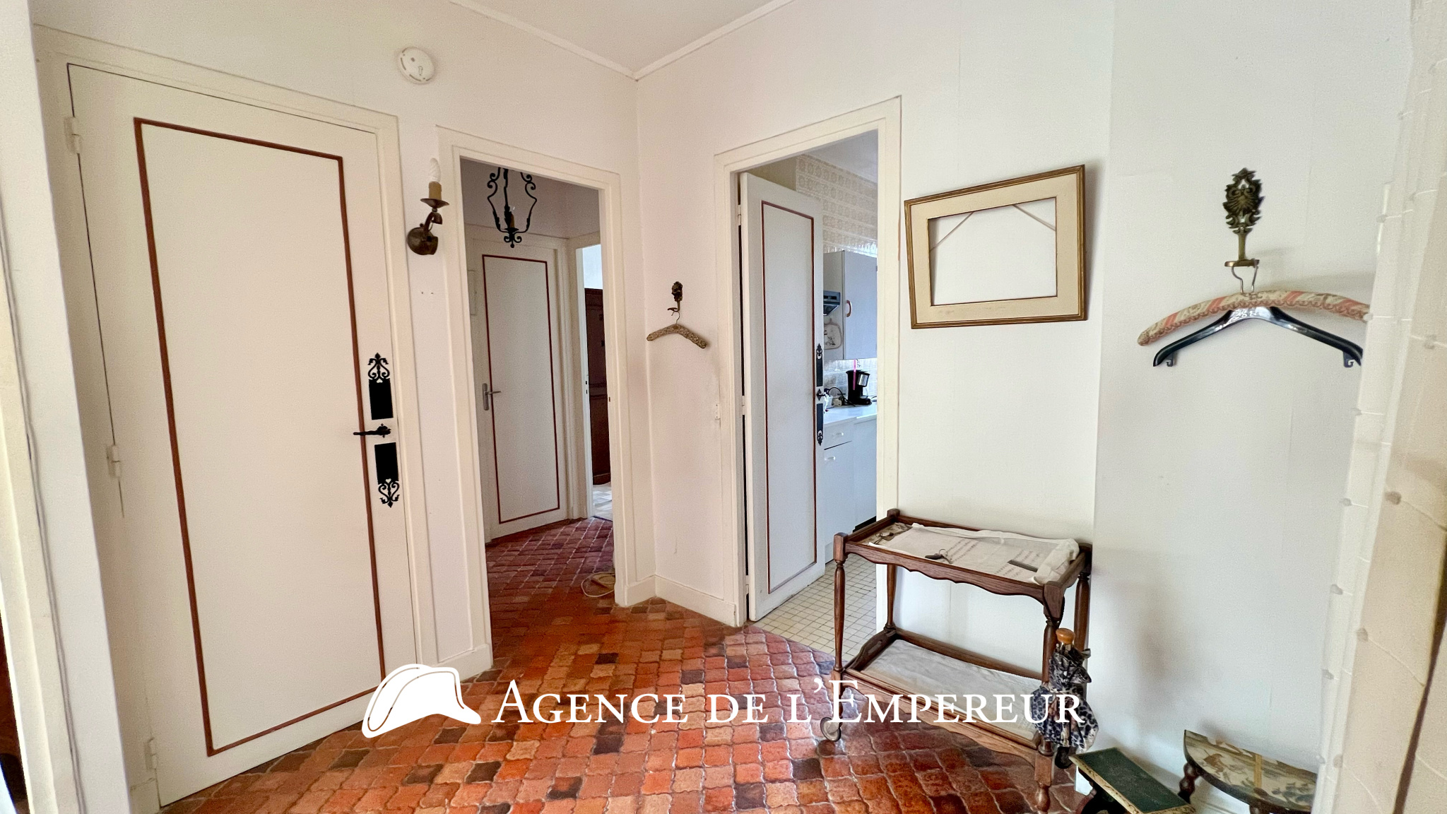 Appartement 3 pièces avec balcon et cheminée.