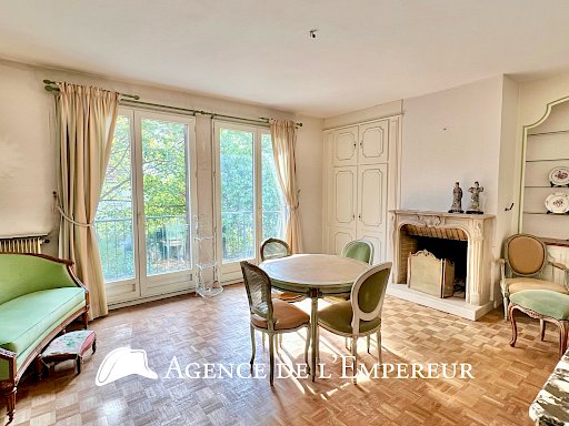 Appartement 3 pièces avec balcon et cheminée.