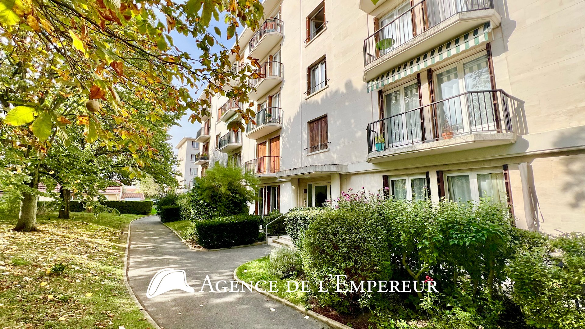 Appartement 3 pièces avec balcon et cheminée.
