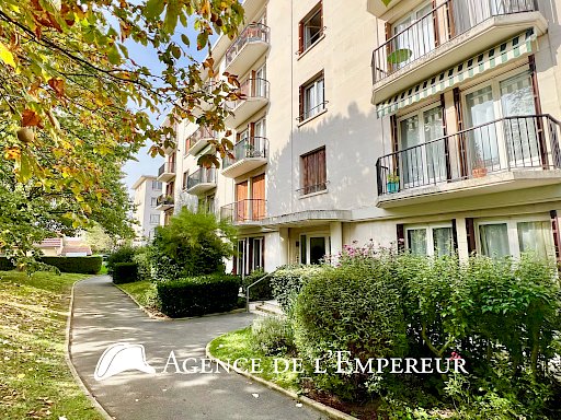 Appartement 3 pièces avec balcon et cheminée.
