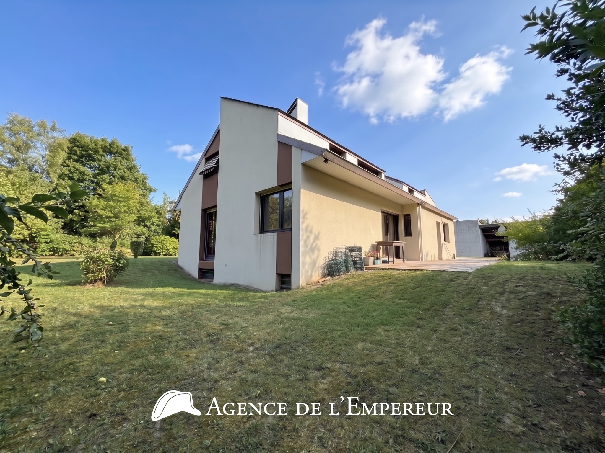 MAISON D'ARCHITECTE — 6 CHAMBRES — PARCELLE 1 190 m2